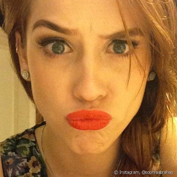 Em seu Instagram, a atriz mostrou seu batom laranja com careta divertida